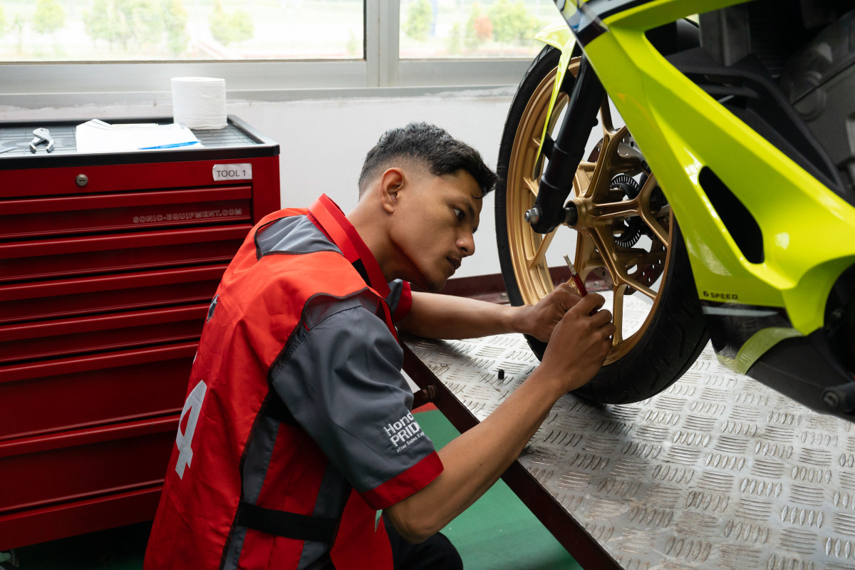 Juruteknik sedang menduduki ujian praktikal Boon Siew Honda Technician Skill Contest TSC 2026